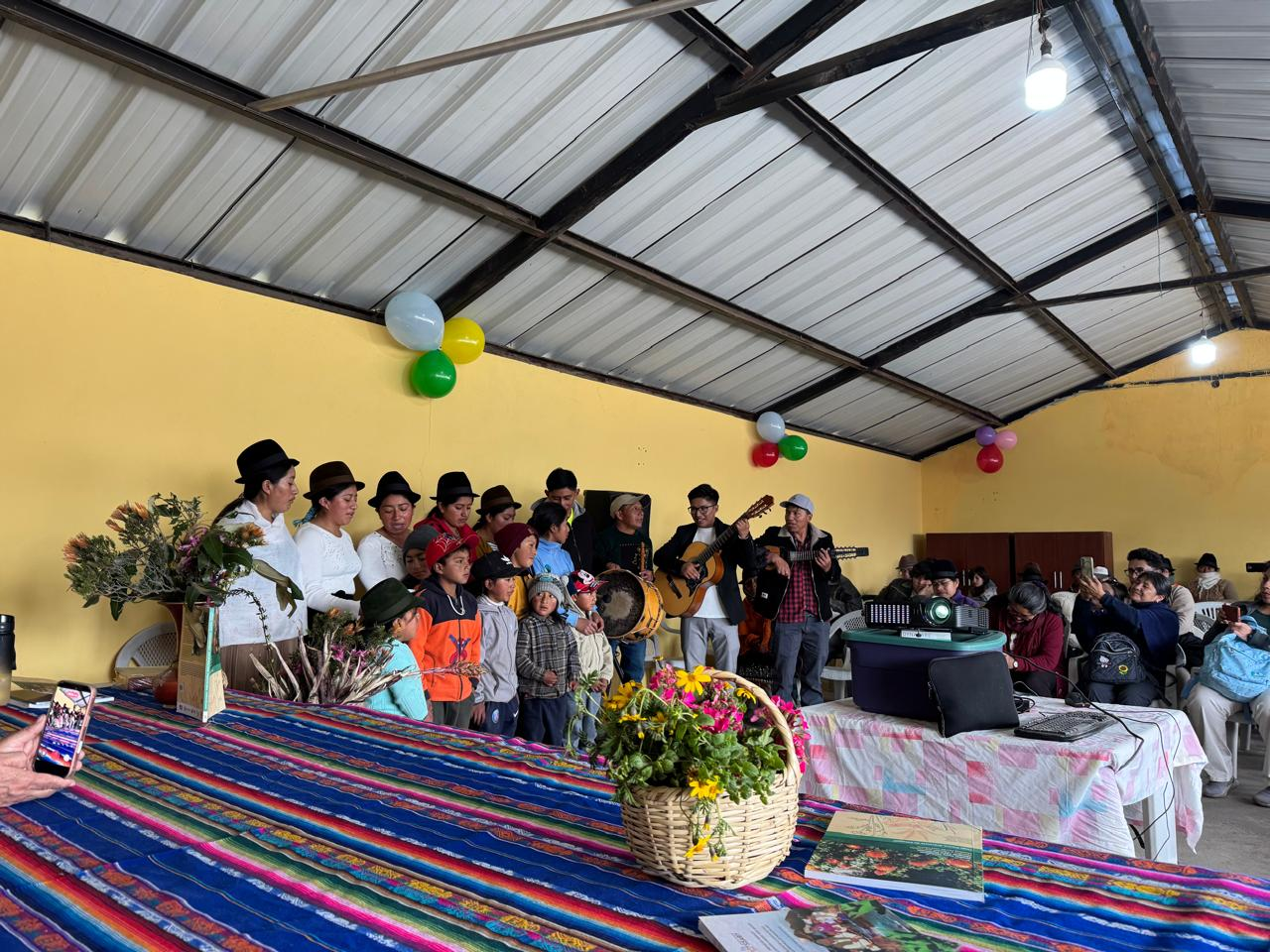 Presentación y entrega del nuevo libro multilingüe sobre medicina ancestral y etnobotánica local en la comunidad de Tingo Pucara, Cotopaxi. Jambic Yuyu Yuraguna / Hampik Yuyu Yurakuna / Hierbas y plantas que curan / Healing Herbs and Plants.